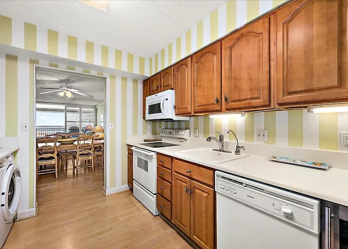 Towers-spacious 3 Bedroom Unit With Bayside Views And Indoor Pool!