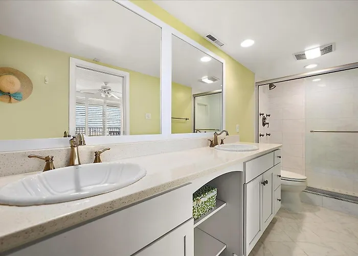Towers-spacious 3 Bedroom Unit With Bayside Views And Indoor Pool!