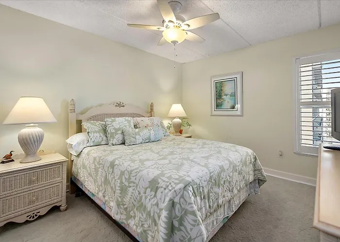 Towers-spacious 3 Bedroom Unit With Bayside Views And Indoor Pool! *