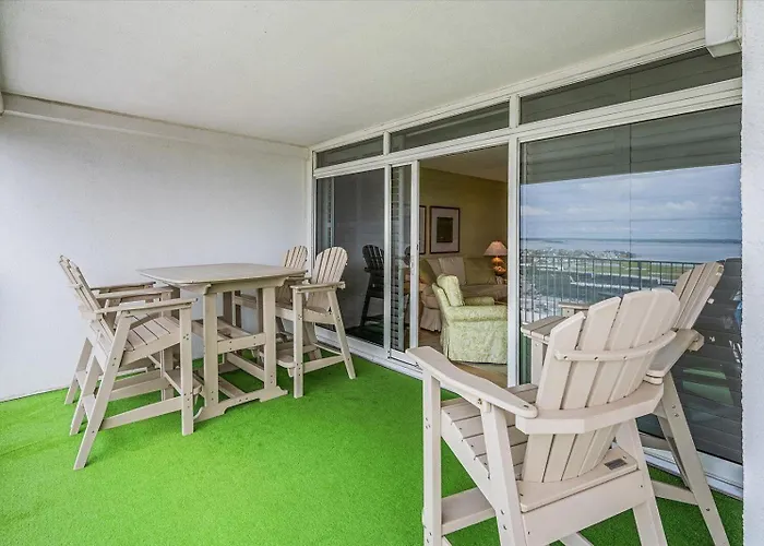Towers-spacious 3 Bedroom Unit With Bayside Views And Indoor Pool!
